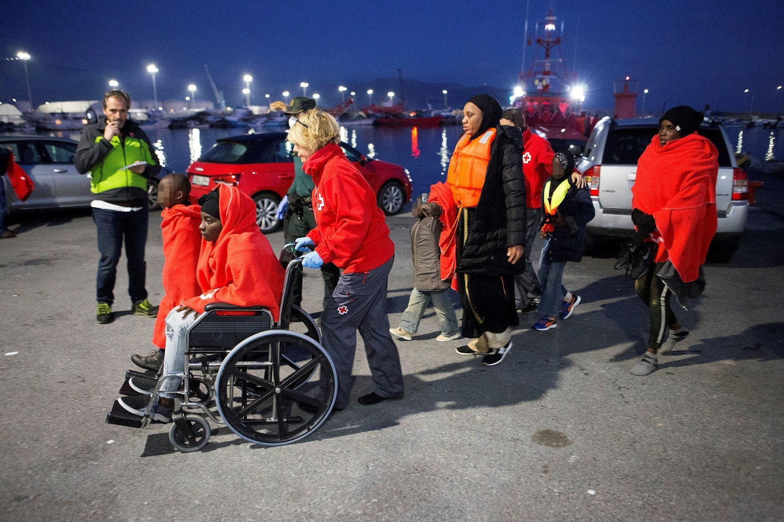 Varios inmigrantes llegan a la dársena motrileña en una patera anterior