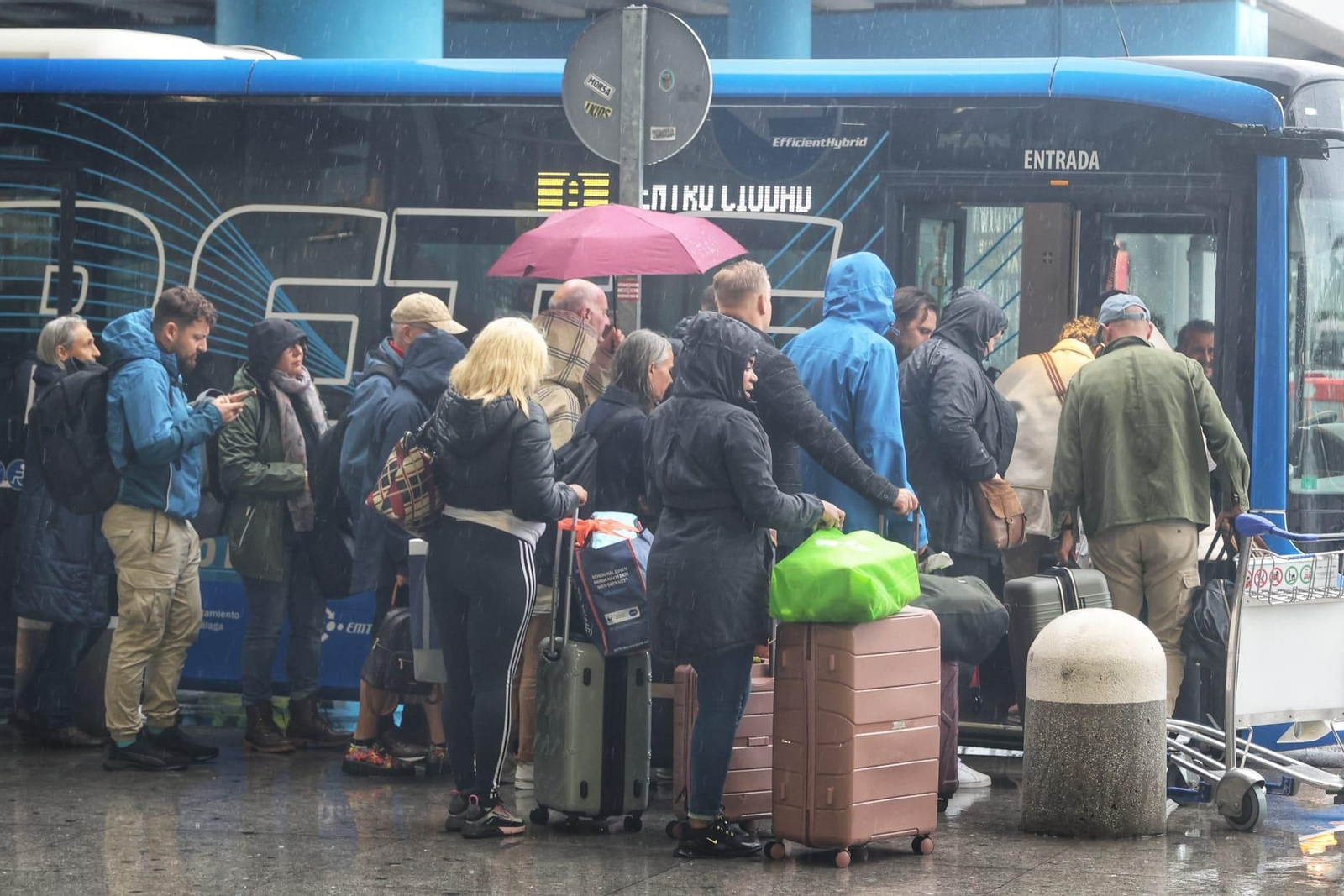 Varios autobuses acudieron al aeropuerto para recoger a los pasajeros.