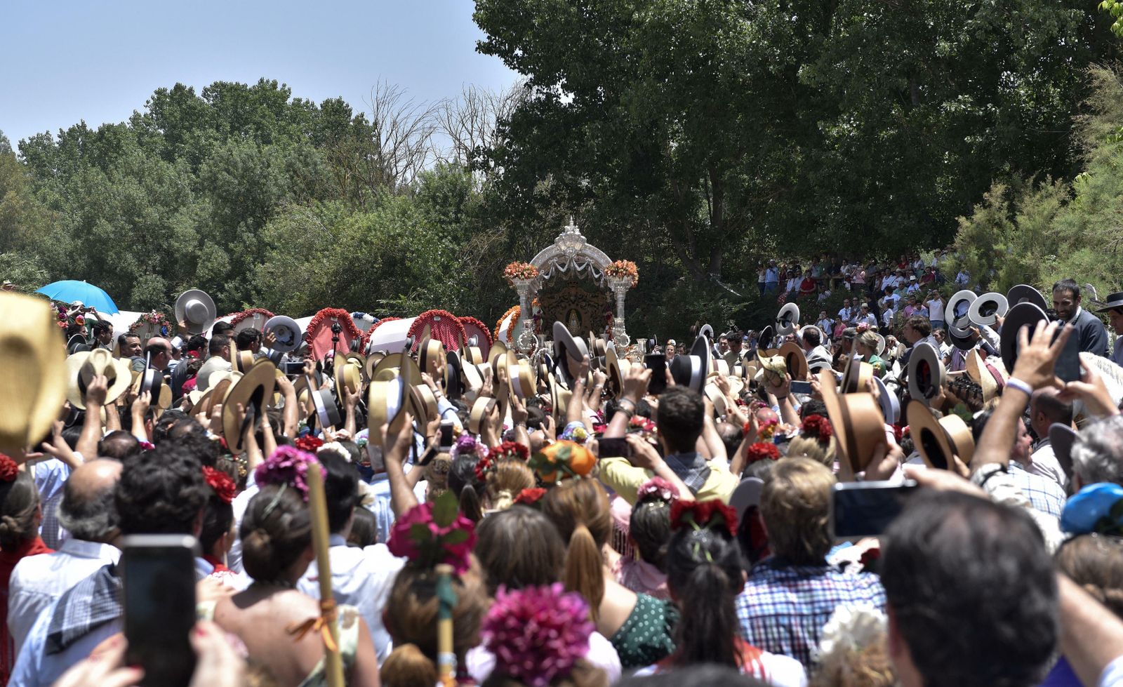 La Hermandad del Rocío de Sevilla en el Quema. Con los sones de su coro.