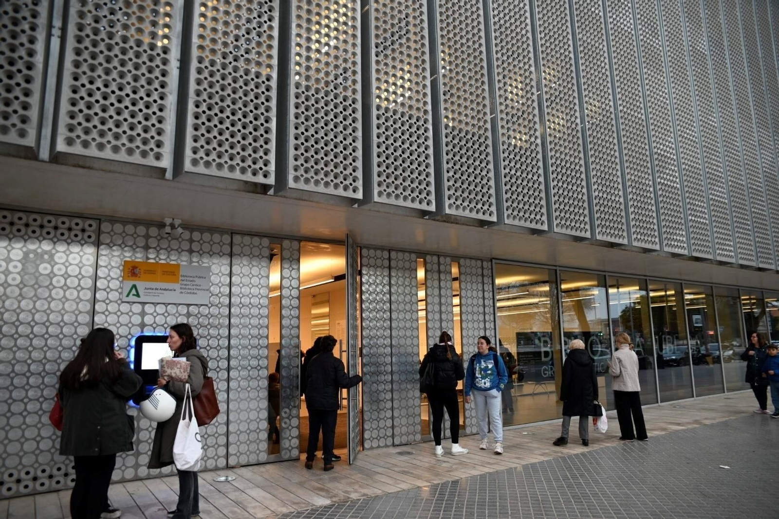 El primer día de apertura de la Biblioteca Grupo Cántico de Córdoba, en imágenes