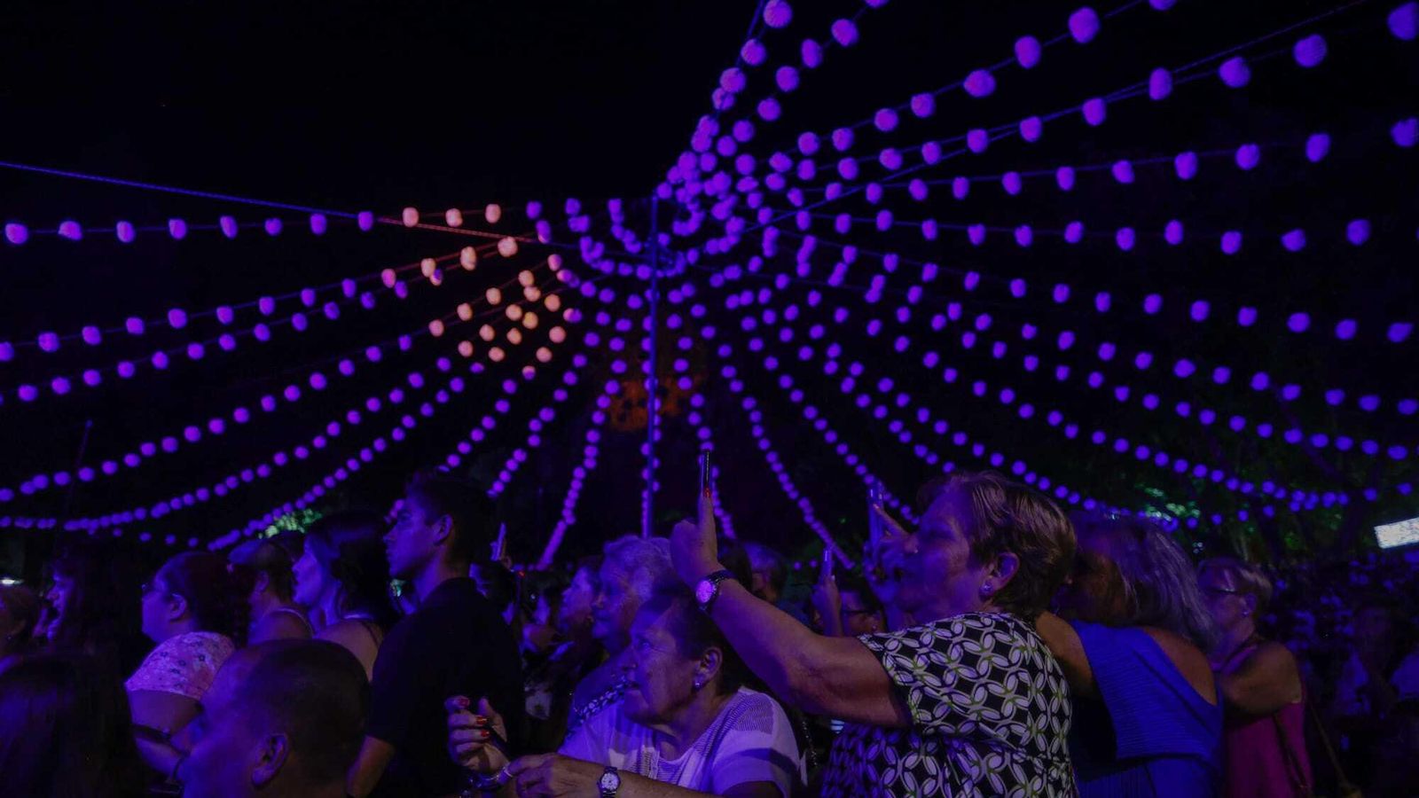 Personas de todas las edades asisten al concierto de Andy y Lucas de la Feria del Carmen y de la Sal 2023.