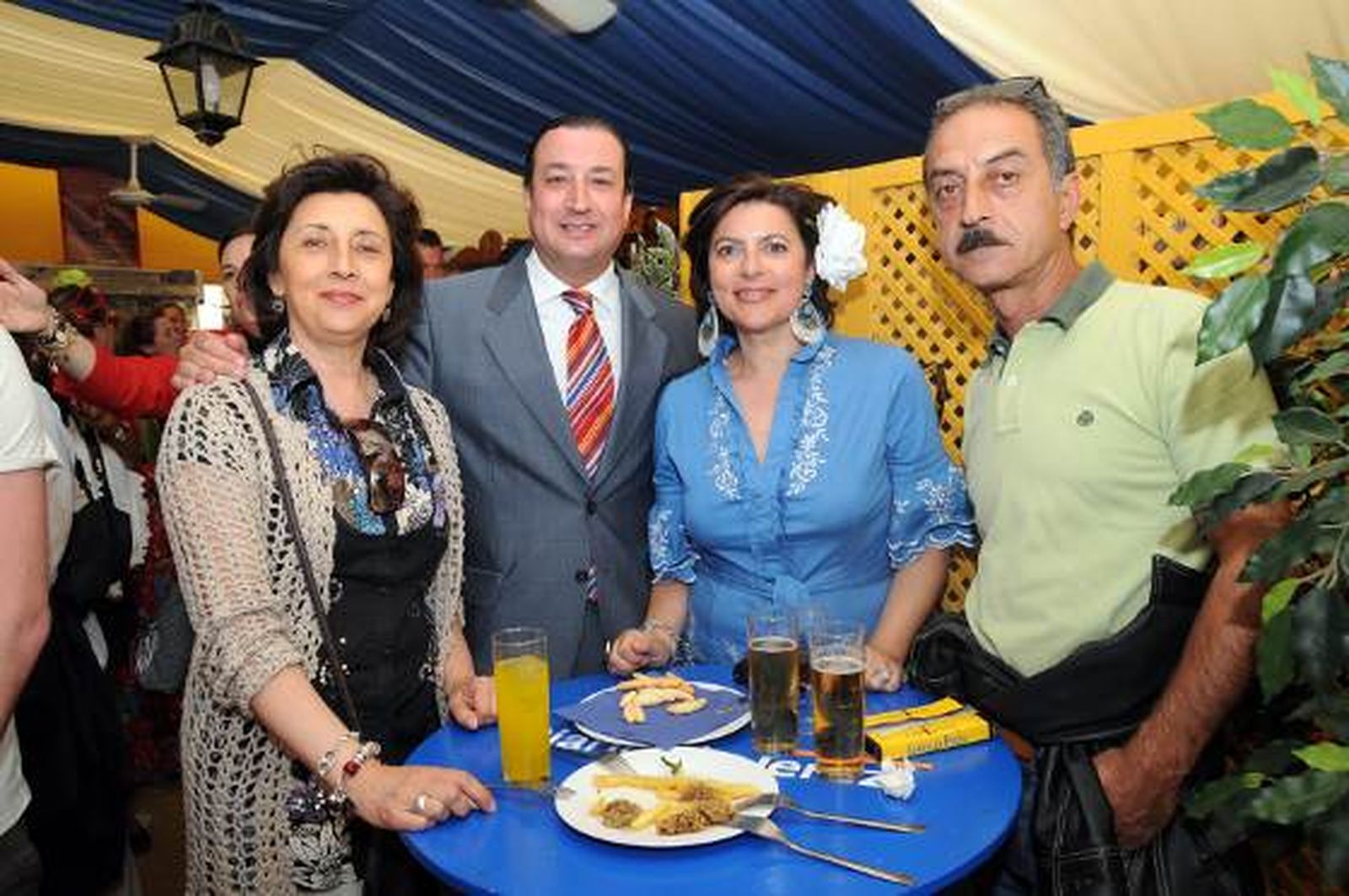 Rafi Bernal,José Manuel Bernal, Rosa Trinidad y Javier Bernal en la caseta de este periódico en el Real. 

Foto: Manuel Aranda