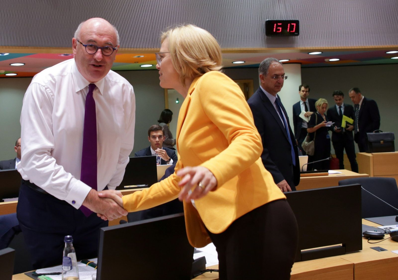 Phil Hogan saluda a la ministra de Agricultura alemana Julia Kloeckner.