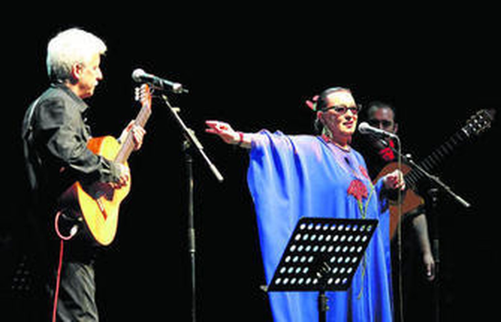 Martirio, junto a Kiko Veneno y, al fondo, su hijo, Raúl Rodríguez, el pasado 28 de enero en el Teatro Circo Price de Madrid, en el concierto que ofreció con motivo de sus 30 años de carrera y del lanzamiento de esta caja especial, en el que también participaron Javier Ruibal, Miguel Poveda o Silvia Pérez Cruz.