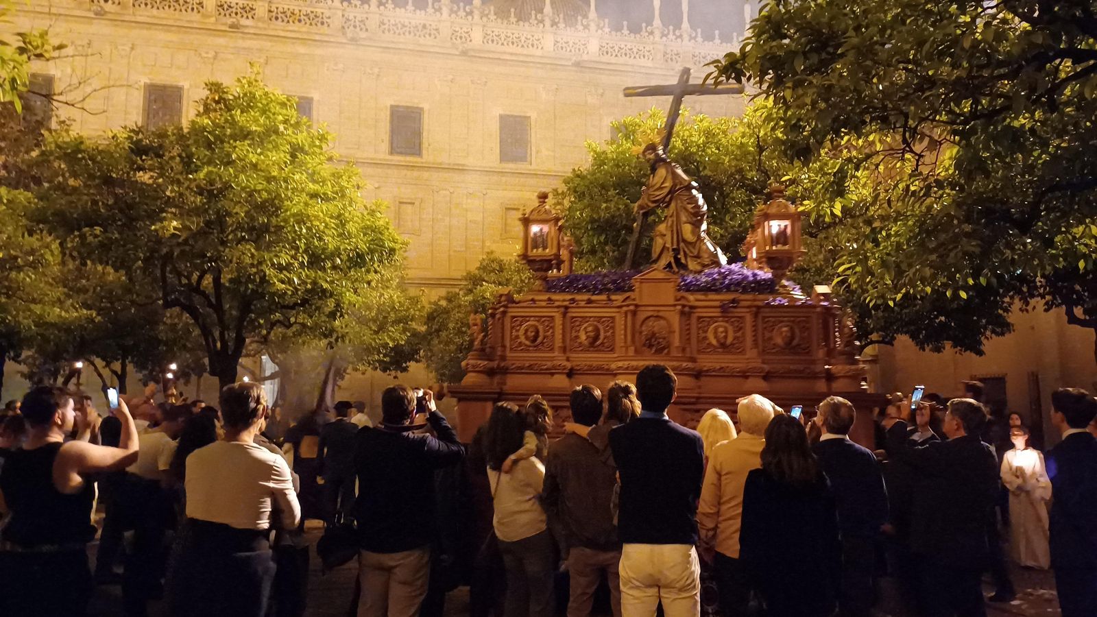 El Cristo de la Corona en el Patio de los Naranjos en su regreso al Sagrario.