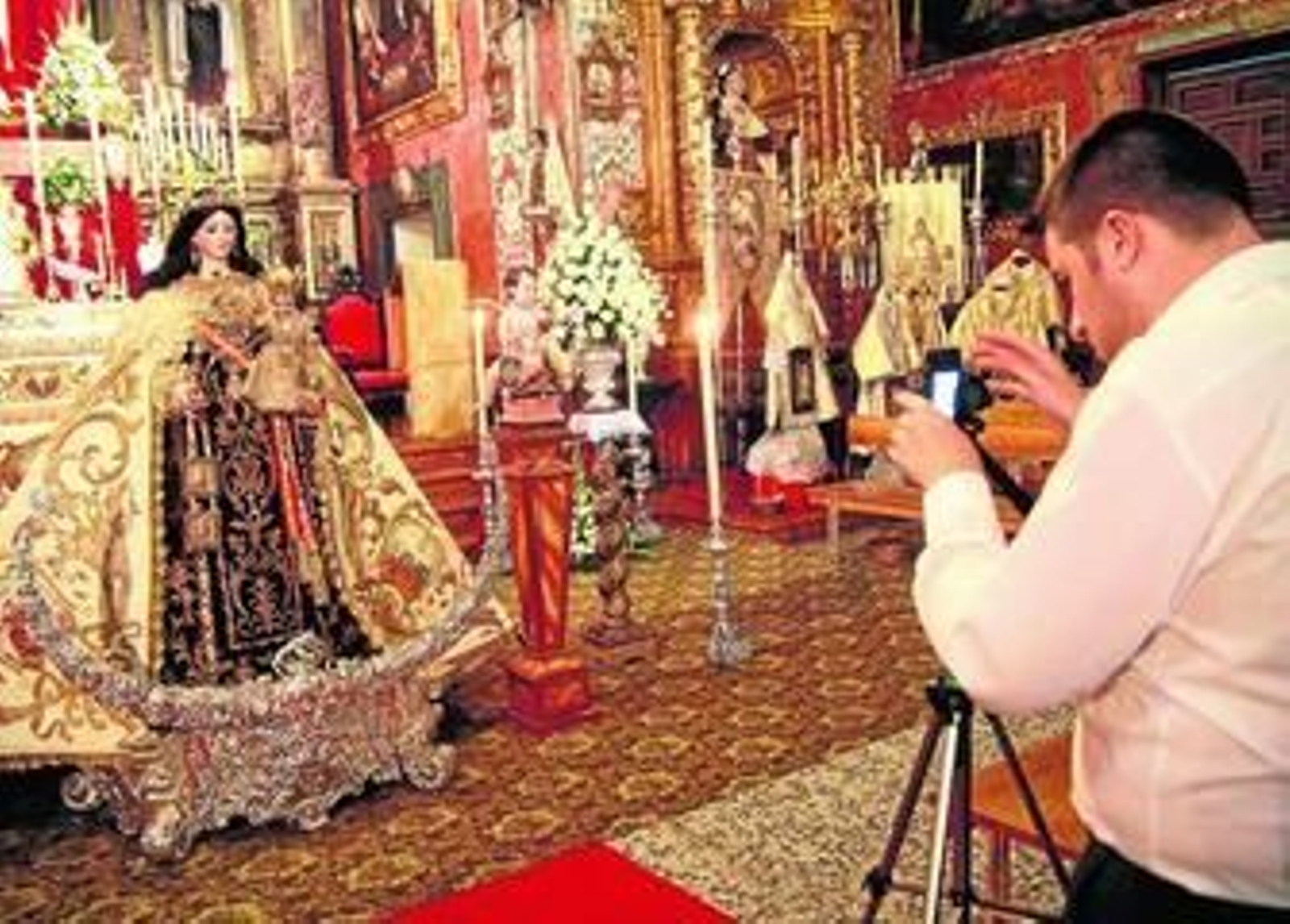 Un fotógrafo retratando a la Virgen del Carmen en el templo.
