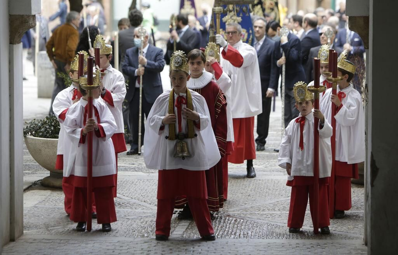 Niños carráncanos abriendo el cortejo de la procesión del Sagrario