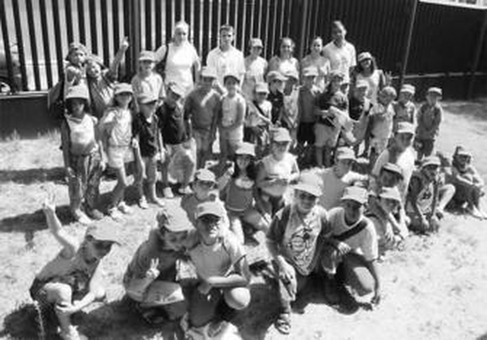 Uno de los grupos de niños que participa en la segunda quincena del campamento de verano, junto a sus monitores.