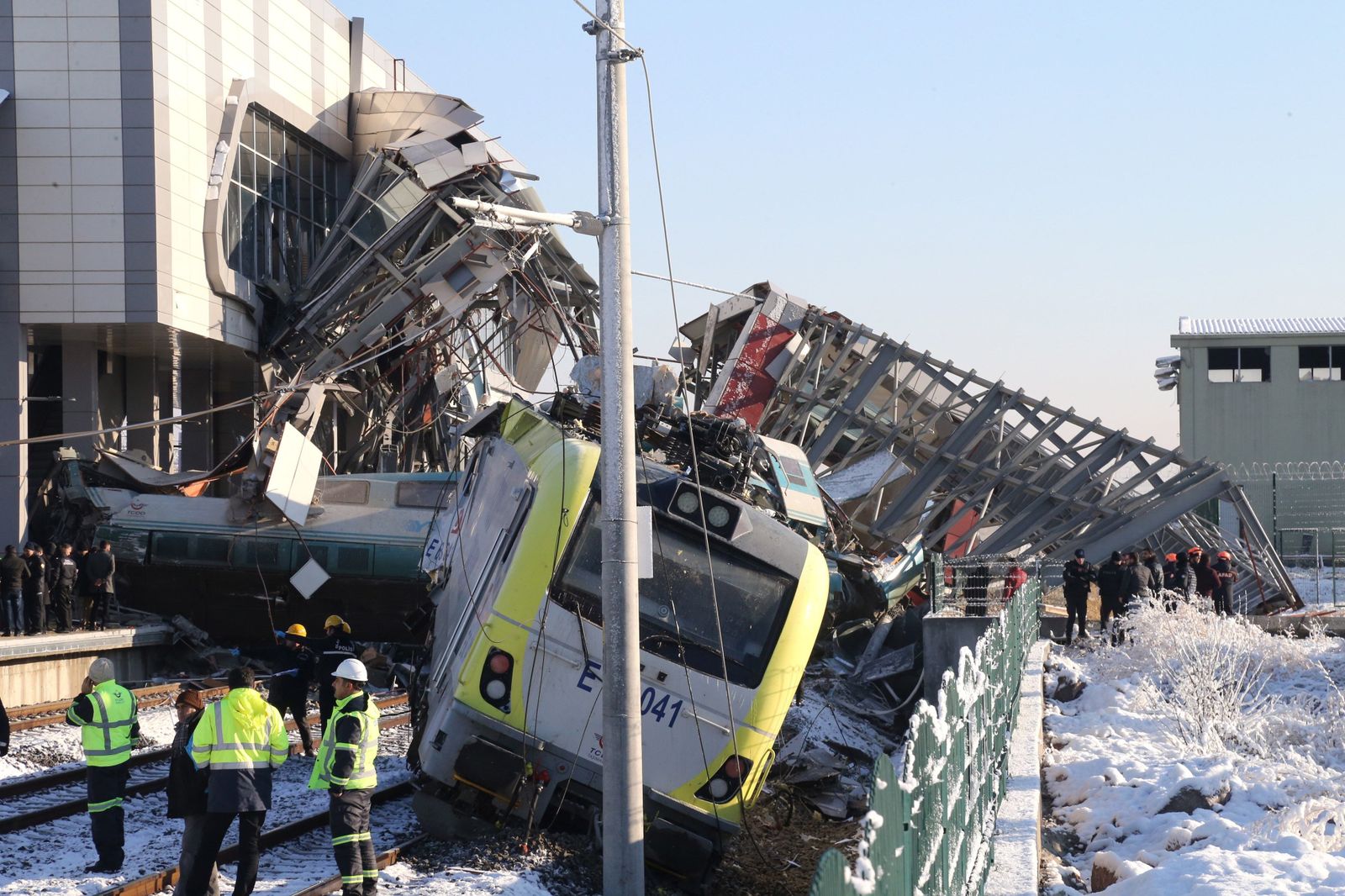 Las imágenes del accidente ferroviario de Ankara