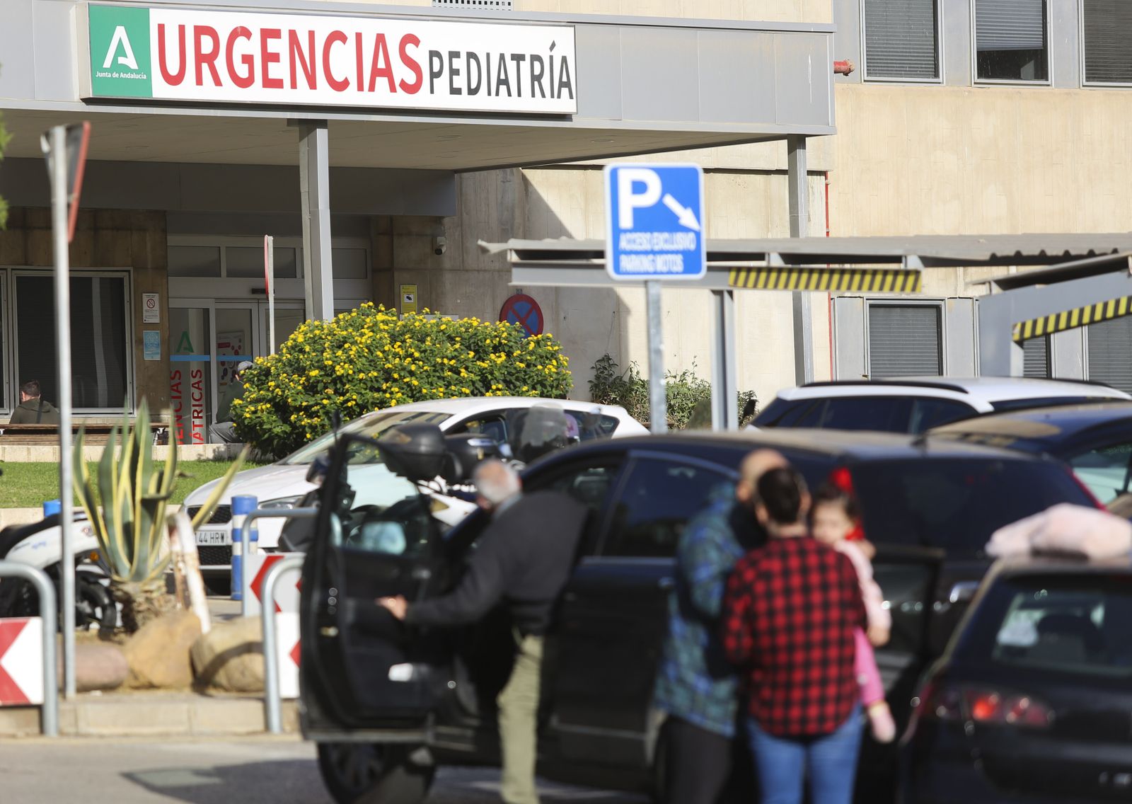 Un hombre con una niña llegano a Urgencias de Pediatría del Materno.