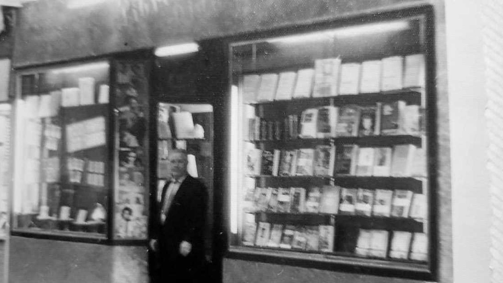 El fundandor Fernando Díaz Rubio, en la puerta de la papelaría tras la primera reforma.