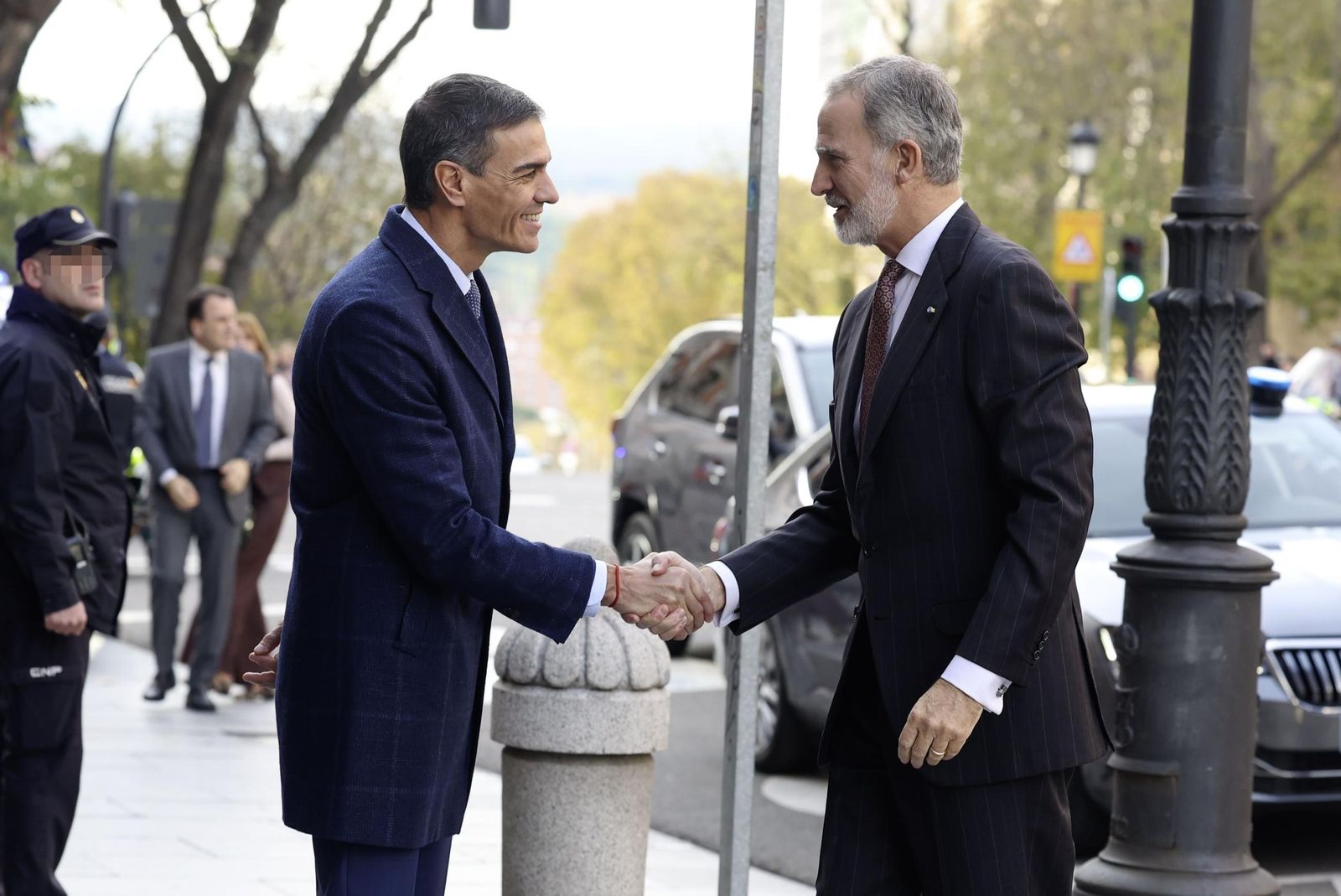 El rey Felipe saluda al presidente del Gobierno, Pedro Sánchez, a su llegada al acto de constitución del Pleno de la Comisión para conmemorar el V Centenario del Consejo de Estado.