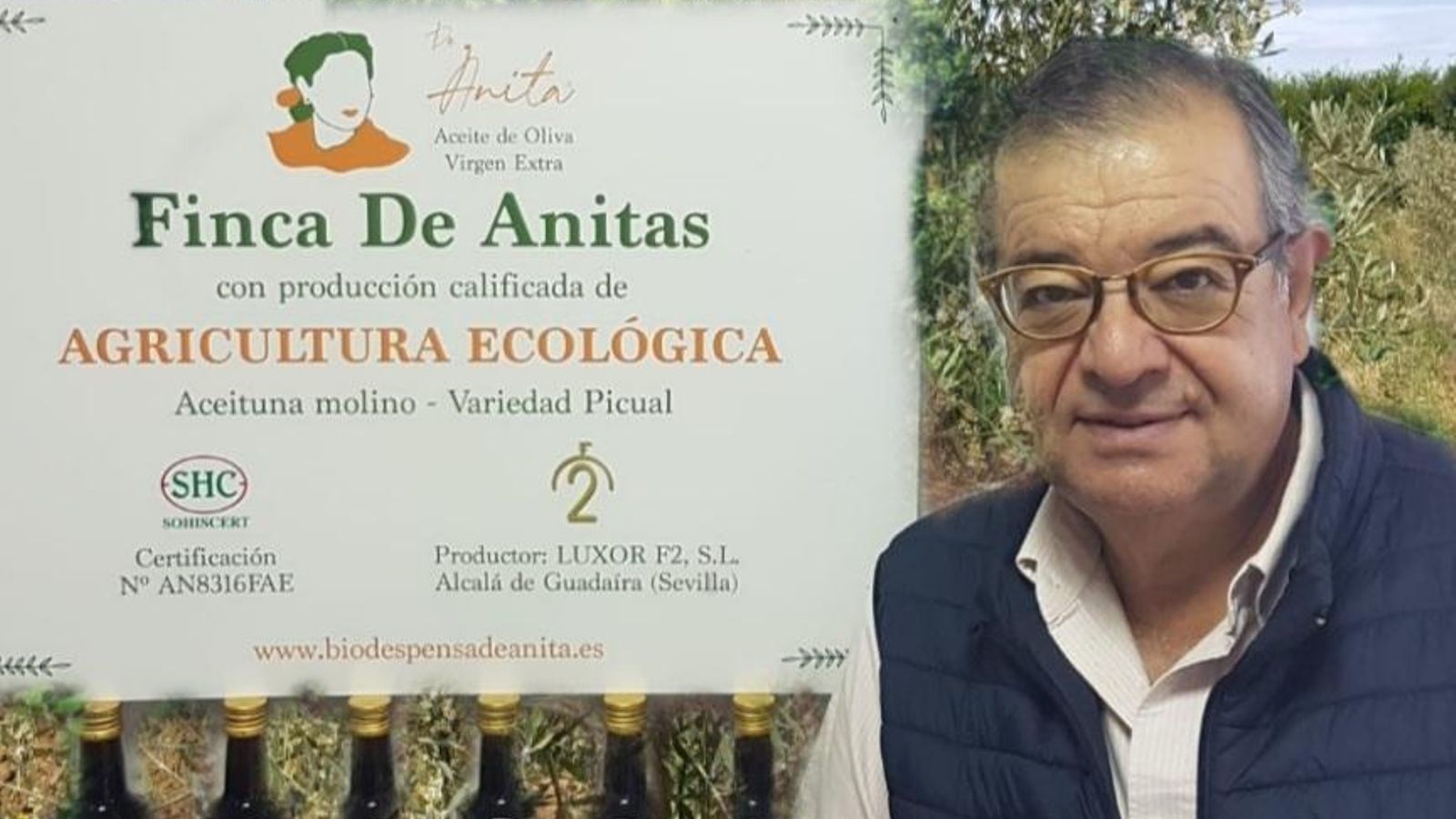 Joaquín Fernández posa ante el cartel del aceite De Anita. Joaquín Fernández posa ante el cartel del aceite De Anita.