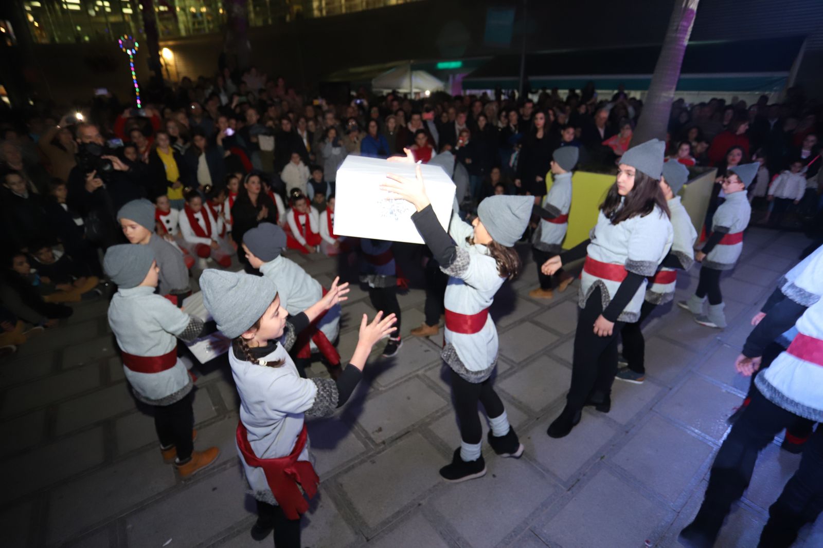 Imágenes  del alumbrado de Aqualon, que tuvo como padrino a Hugo Molina, finalista de Got Talent