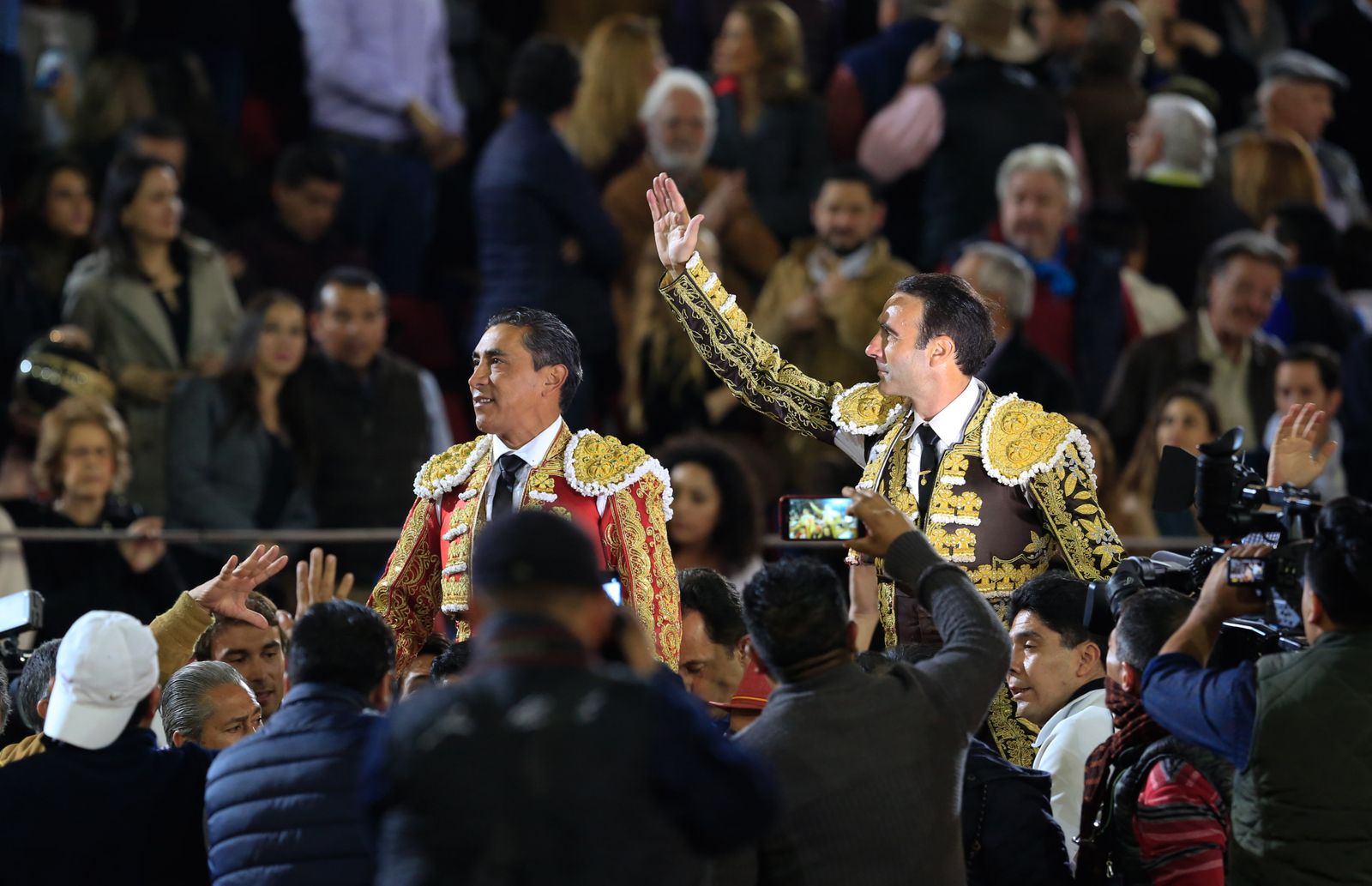 Zotoluco y Enrique Ponce, en la salida a hombros de La México.