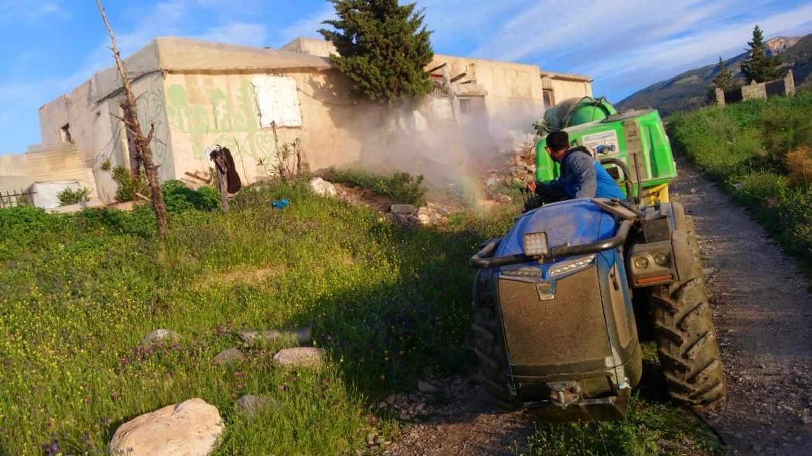 Desinfección en una zona de asentamientos de El Ejido.