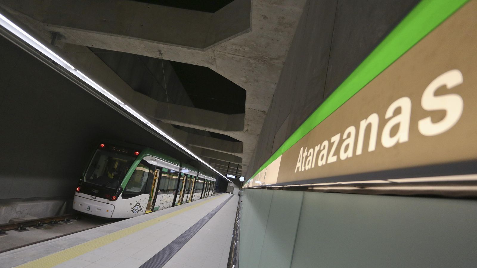 El Metro de Málaga, en la estación de Atarazanas.