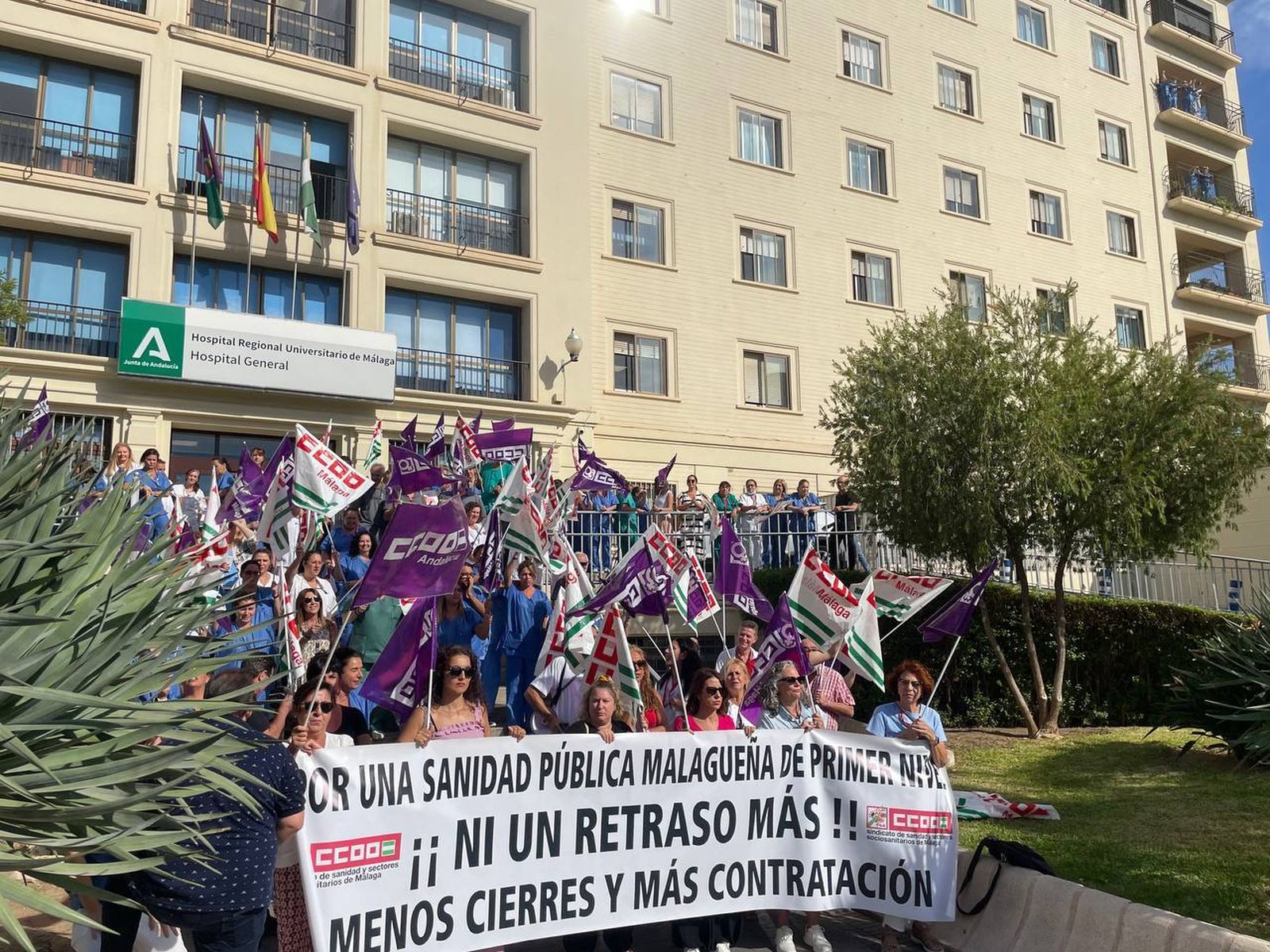 Concentración de CCOO a las puertas del Hospital Regional de Málaga.