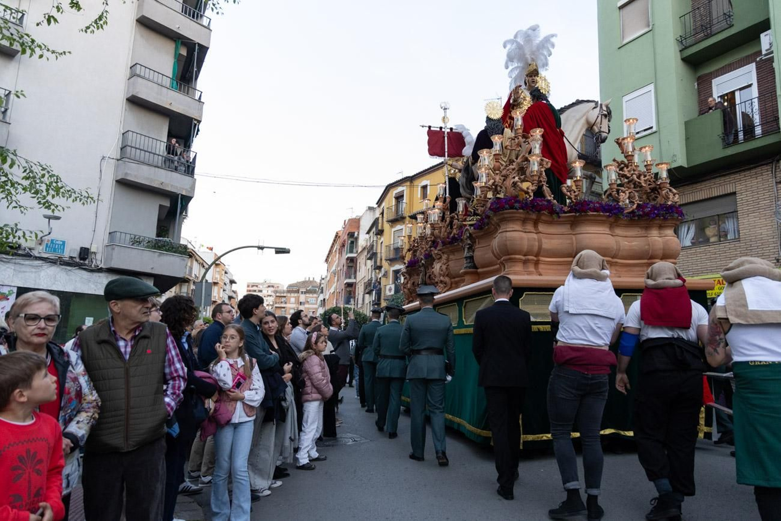 Las cofradías de la Vera Cruz, Expiración y Gran Poder lucen sus cortejos en la calle