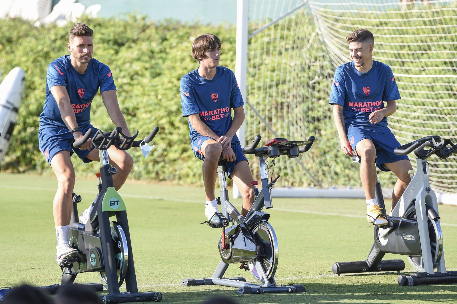 Bryan, sobre la bicicleta estática, entre Sergi Gómez y Pozo.