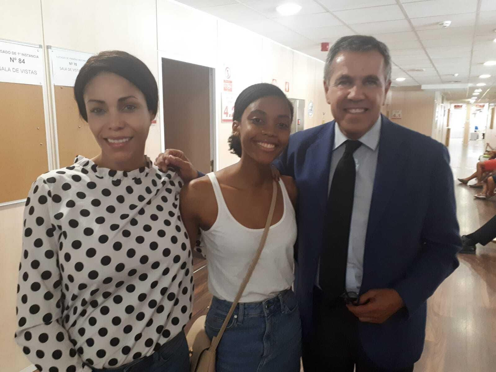 La hija de Eto'o con su madre y Fernando Osuna, su abogado La hija de Eto'o con su madre y Fernando Osuna, su abogado