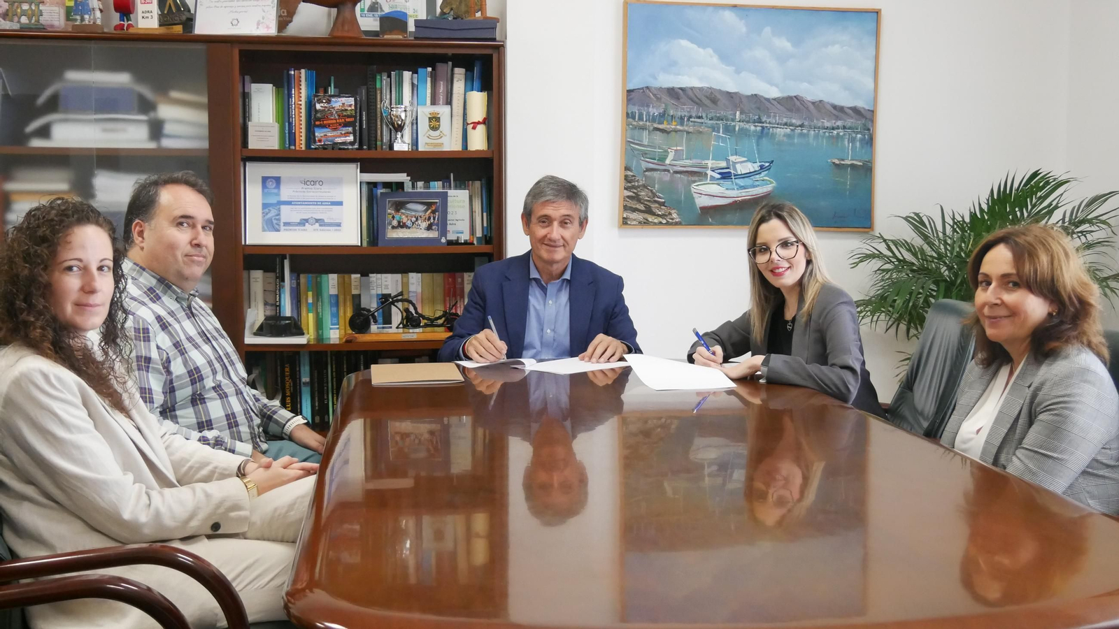 El alcalde de Adra y la coordinadora de Acción Laboral de Almería firman el convenio rodeados por miembros del equipo de Gobierno abderitano