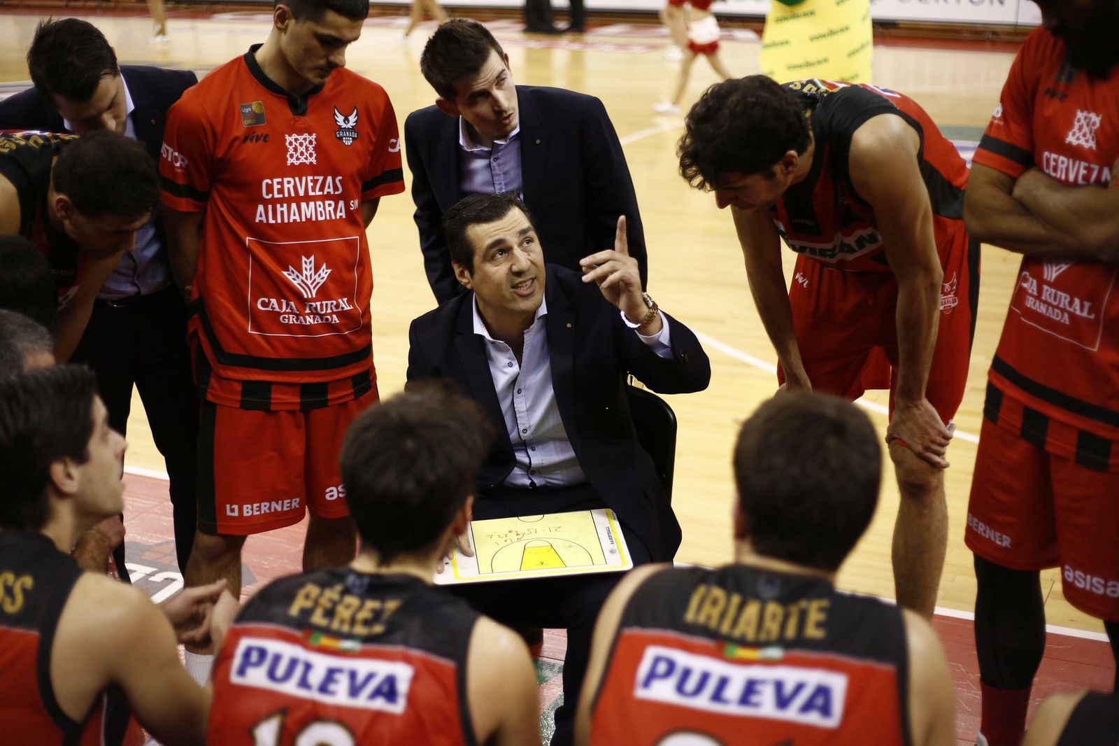 “Veo a mi equipo muy sólido”Pablo Pin da instrucciones a sus jugadores en el duelo ante Araberri.