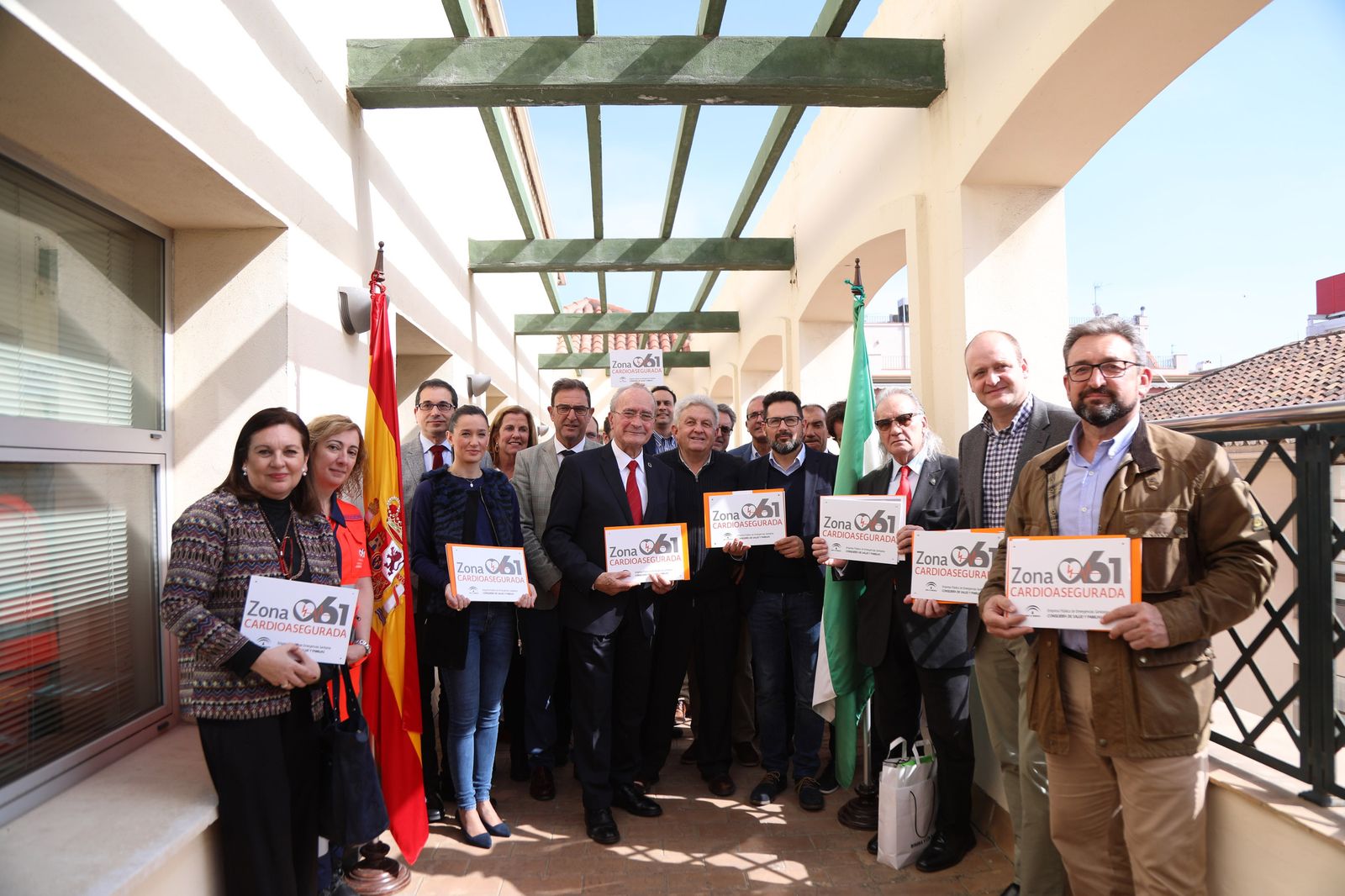 Representantes de las instalaciones reconocidas por el 061 como zonas cardioprotegidas. En el centro, el alcalde, el delegado de Salud y Ángel García Alcántara.