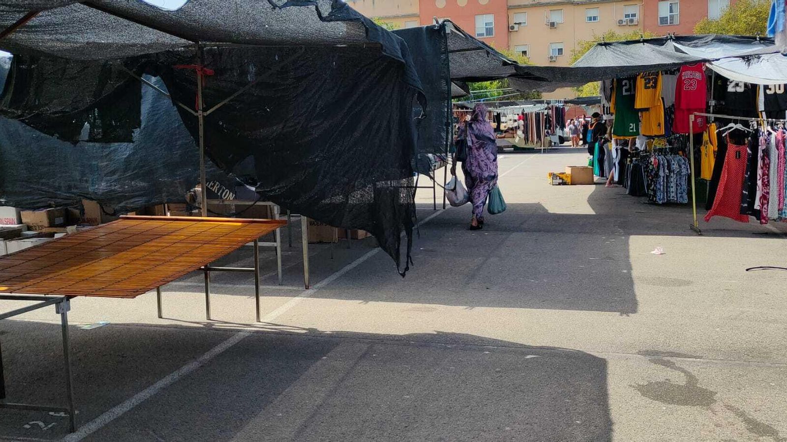 Un puesto a medio desmontar y escaso público, este lunes en el mercadillo de Jerez. Un puesto a medio desmontar y escaso público, este lunes en el mercadillo de Jerez.