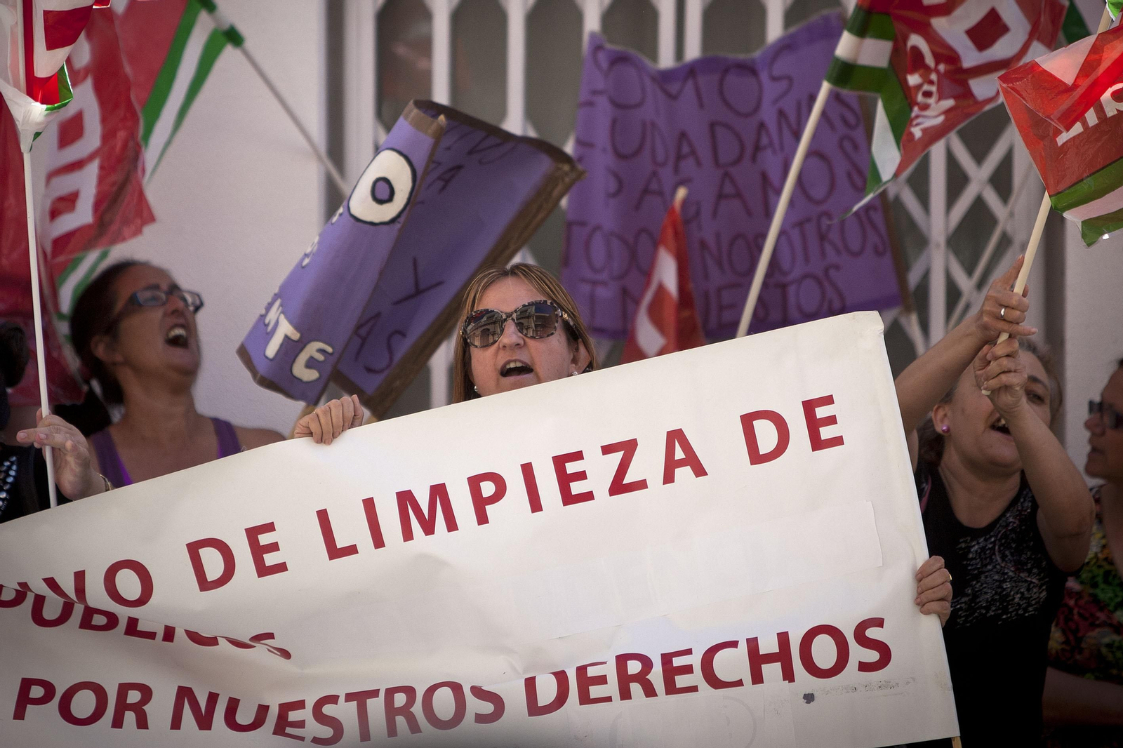 Protesta de las limpiadoras de los colegios llevada a cabo en el año 2016.