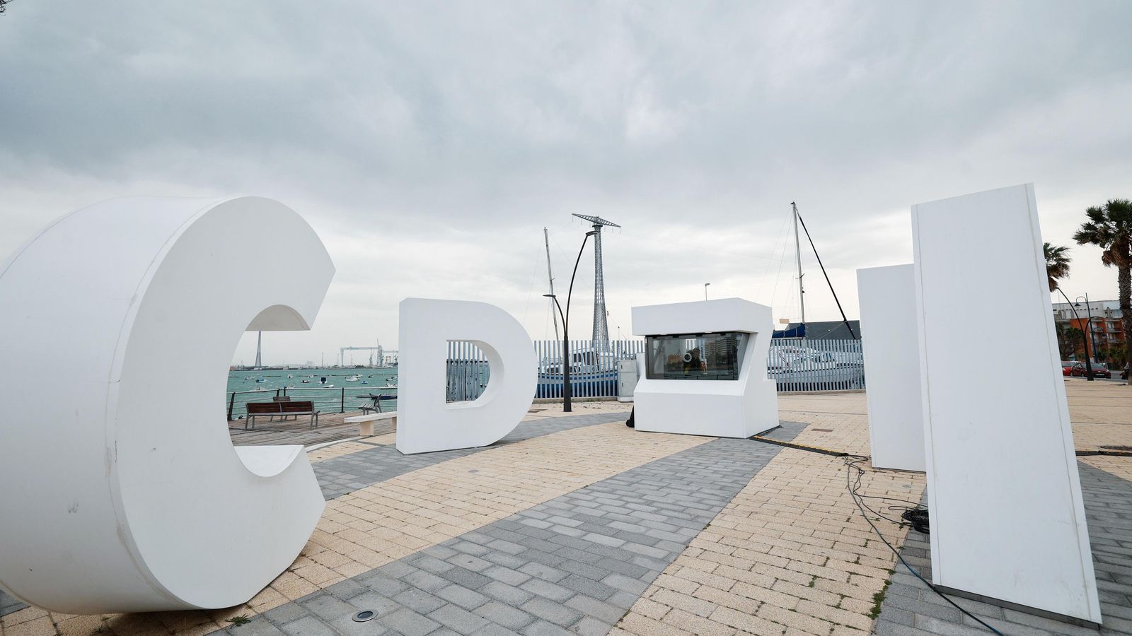 La oficina de turismo, con una de la torres eléctricas, al fondo, sobre el barrio de Puntales.