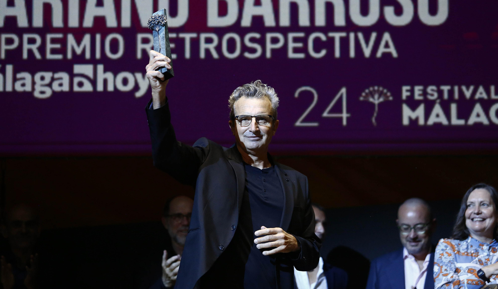 Mariano Barroso, con el Premio Retrospectiva 'Málaga Hoy', este viernes, en el Teatro Cervantes.
