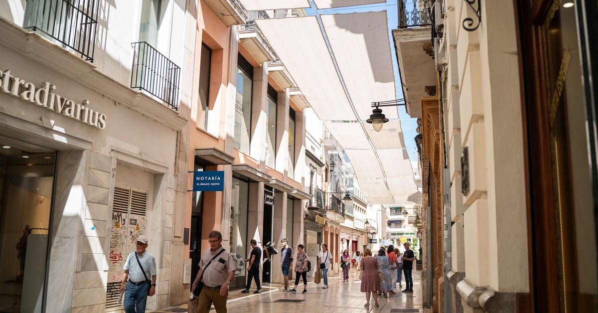 La instalación de los toldos en el centro de Huelva comienza por la ...
