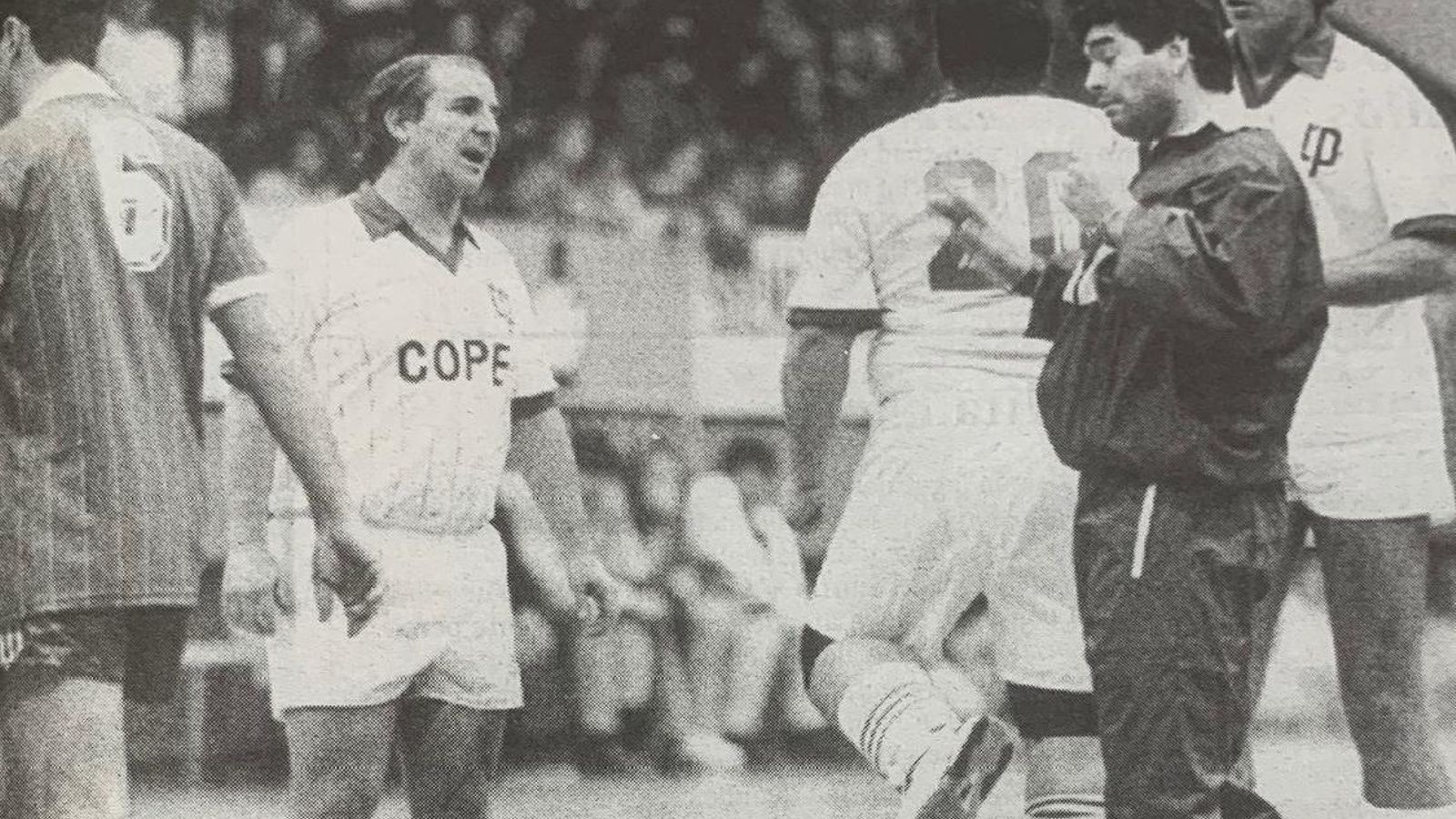 Maradona amonestando a Jose María García en un partido de artistas y toreros.