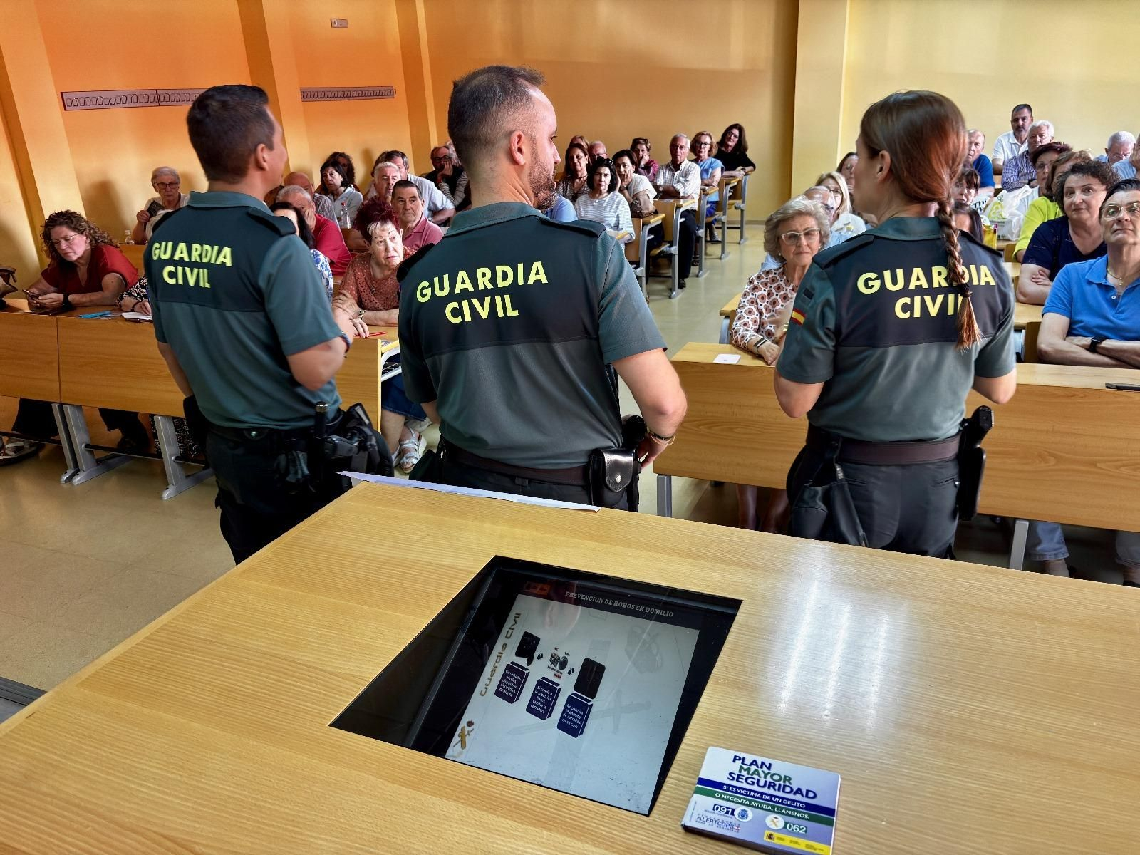 La Guardia Civil impartiendo charlas.