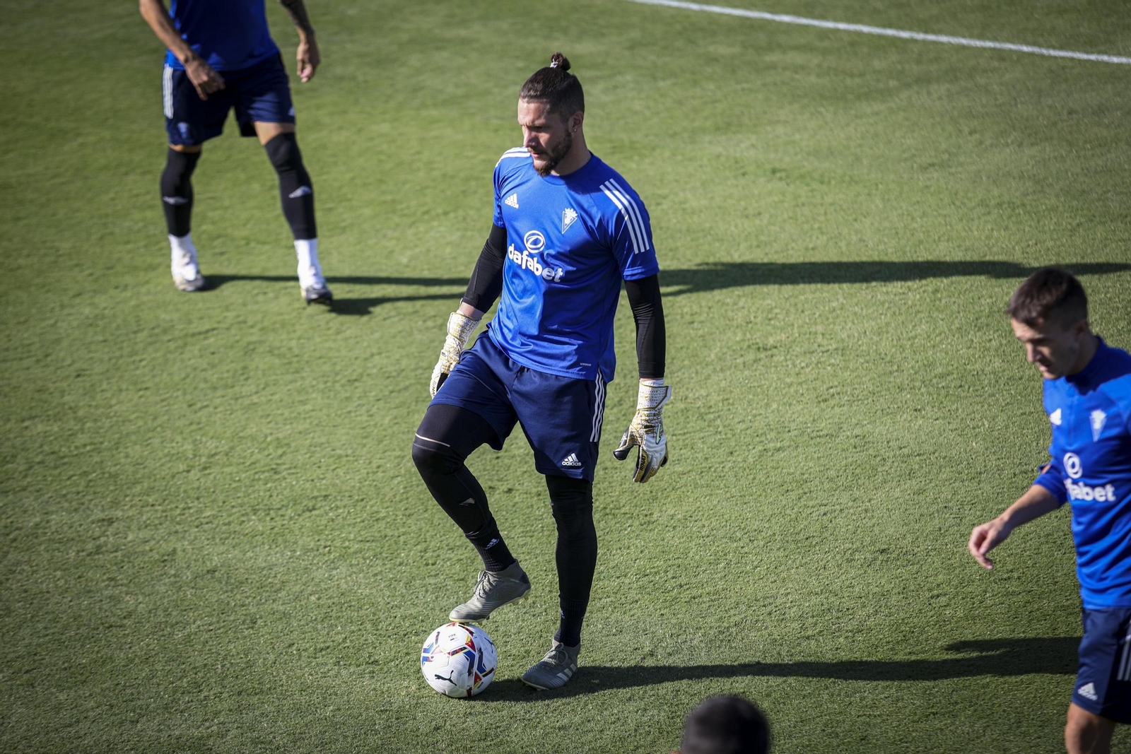 Conan Ledesma, con el balón en un entrenamiento.