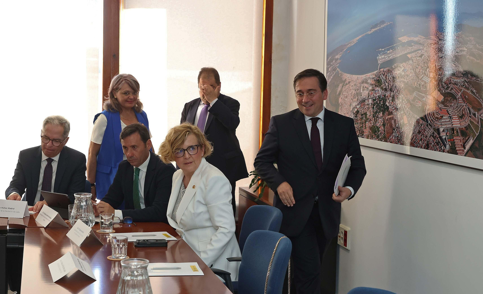 La reunión sobre el Brexit entre los alcaldes de la comarca y el ministro de Exteriores José Manuel Albares, en imágenes