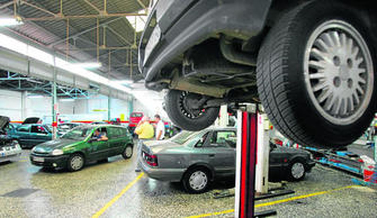 Un taller de reparación de vehículos, donde acuden muchos estafadores tras provocar intencionadamente un accidente.