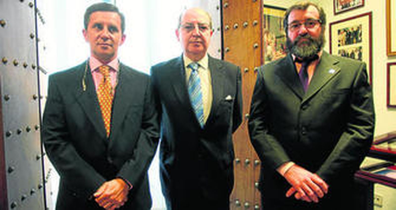 José Manuel Durán (izquierda) y Juan Valdés, ayer en el Ateneo Gaditano. Entre los dos, Ignacio Moreno.