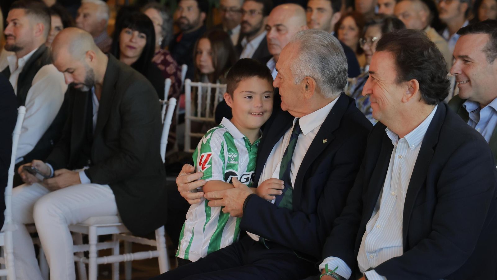 Rafael Gordillo abraza a Jesús, uno de los fichajes estrella