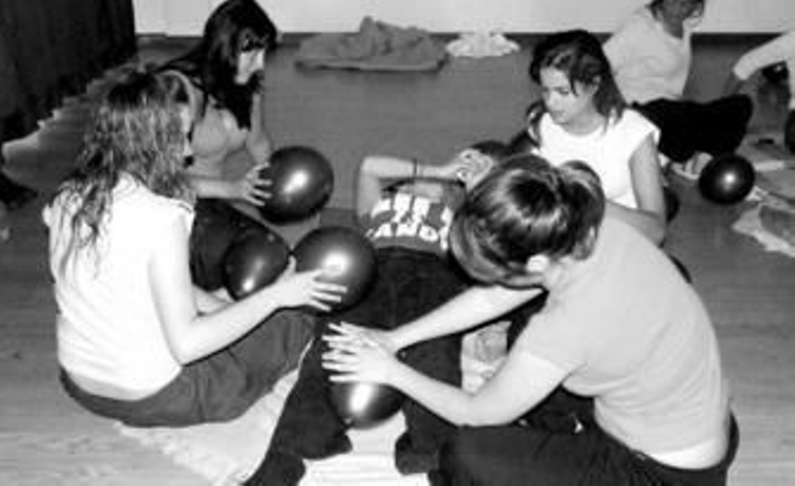 Los jóvenes practican uno de los ejercicios durante la mañana de ayer.