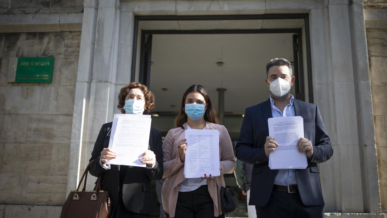 María Adela Fernández, hermana de José Manuel, y dos de los sobrinos del médico en la delegación de la Junta