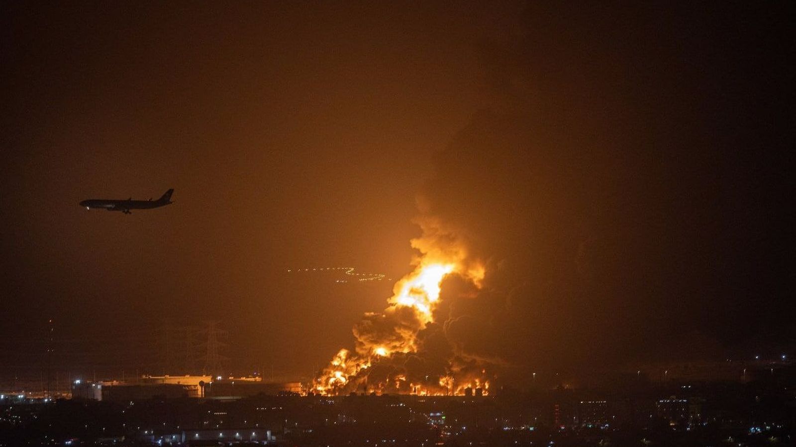 Imagen de la refinería de Aramco en llamas en Yeda.