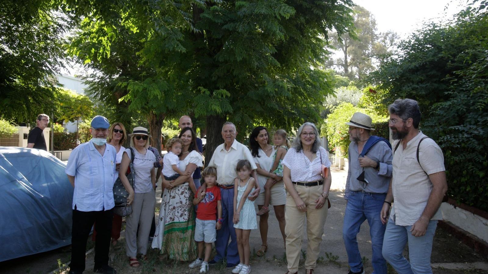 Vecinos y representantes de las entidades que se oponen a la tala en Tablada en una de las avenidas con árboles más frondosos del barrio.