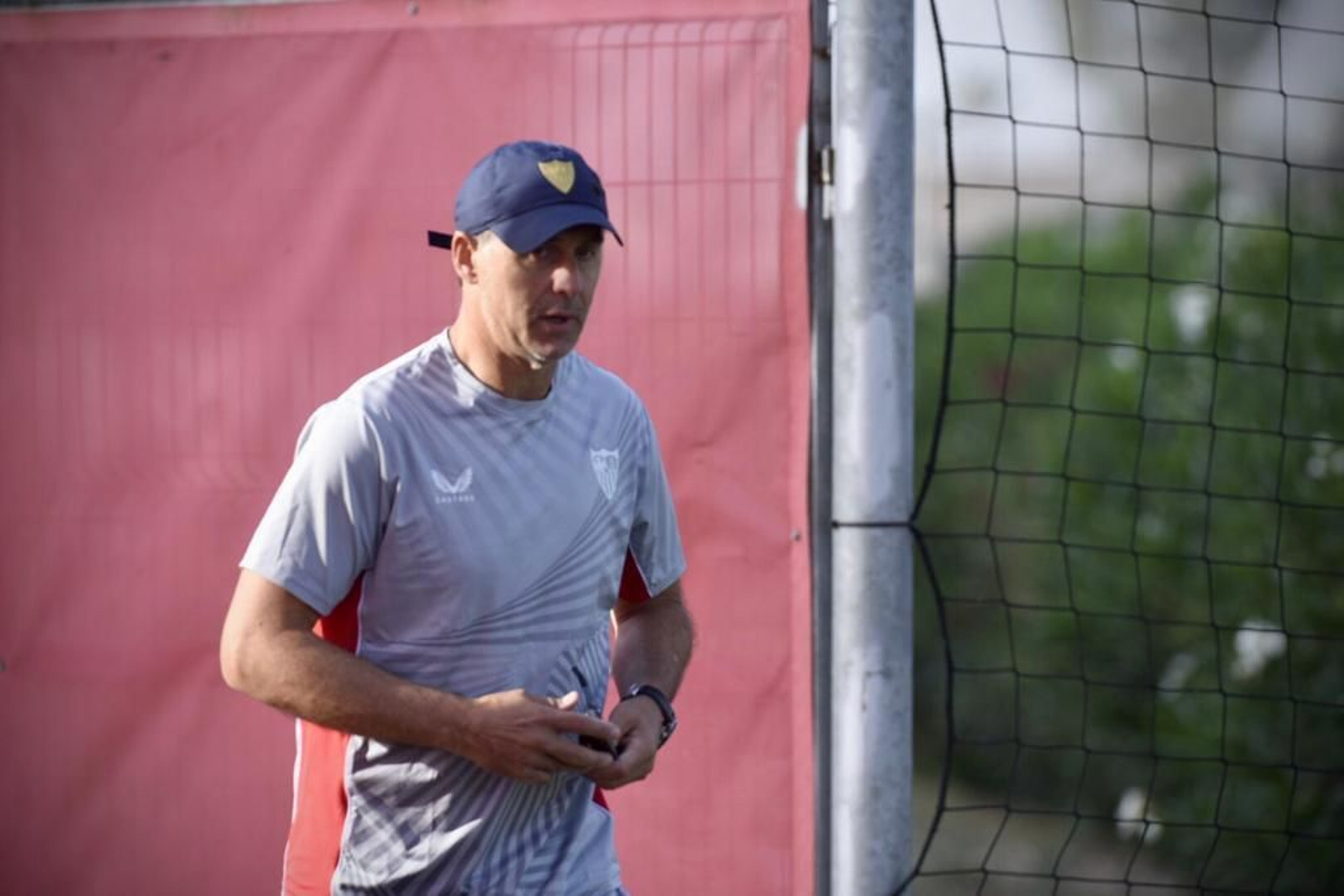 Lopetegui limpia sus gafas antes del entrenamiento.