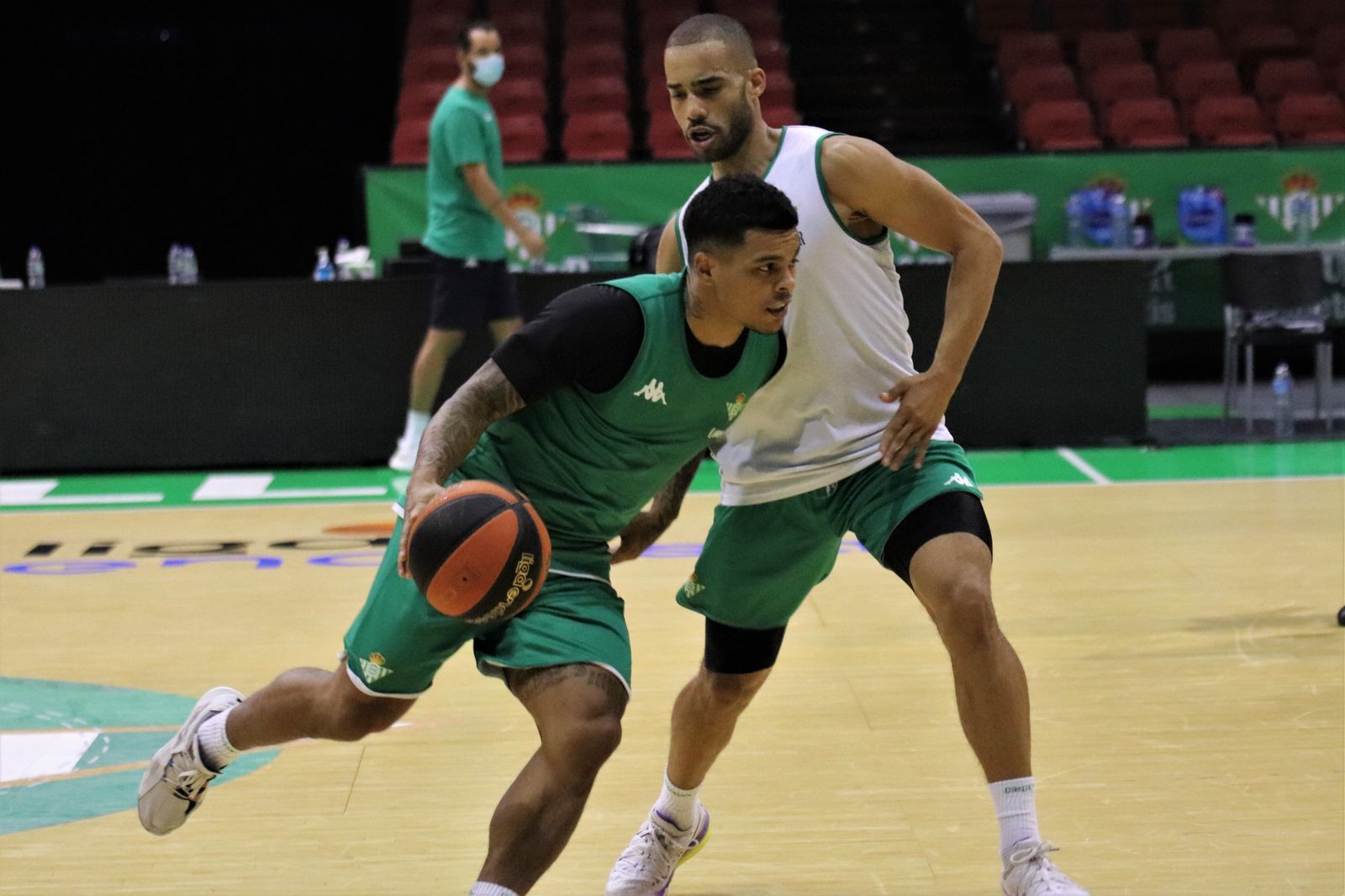 Mike Torres defiende a Campbell en un entrenamiento.