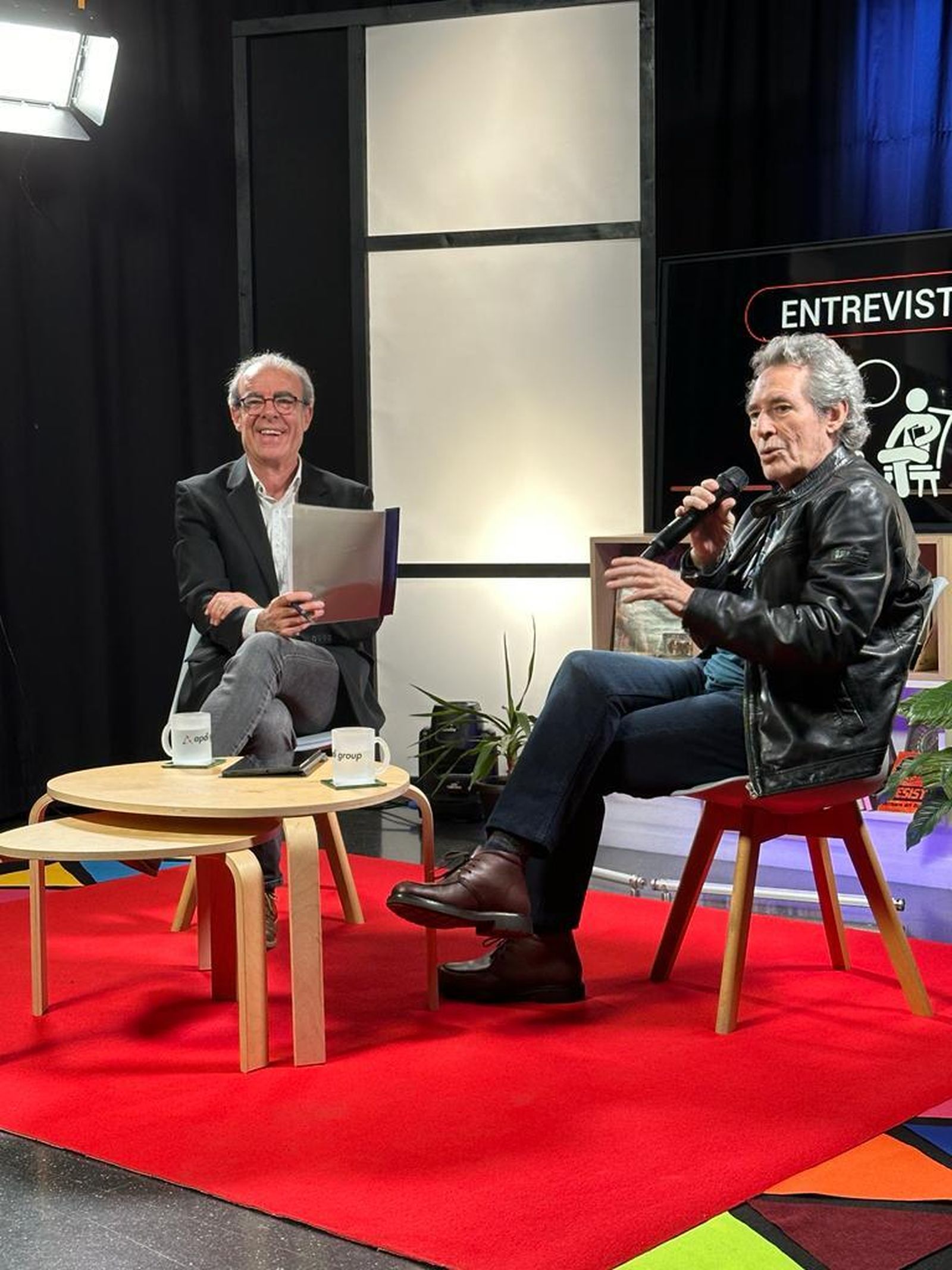 Miguel Ríos, en el transcurso de la entrevista mantenida en el IES Albayzín de Granada