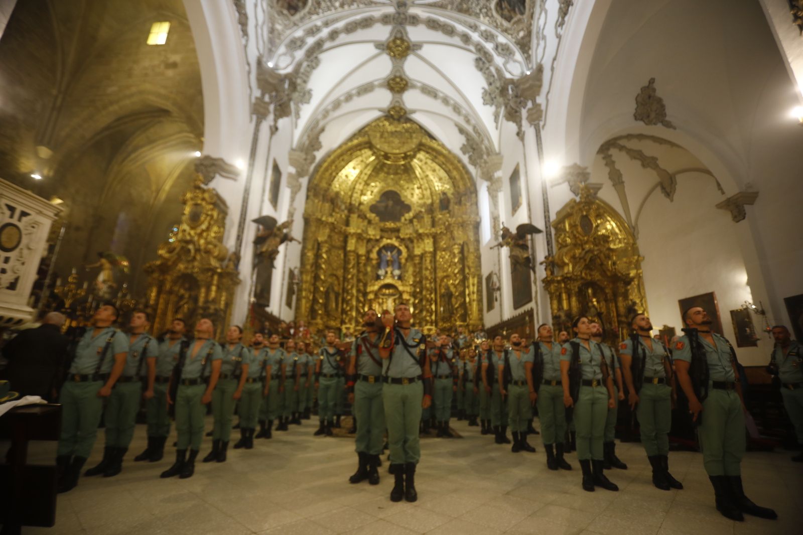 Las mejores imágenes del vía crucis de la Caridad de Córdoba con la Legión en este Viernes Santo