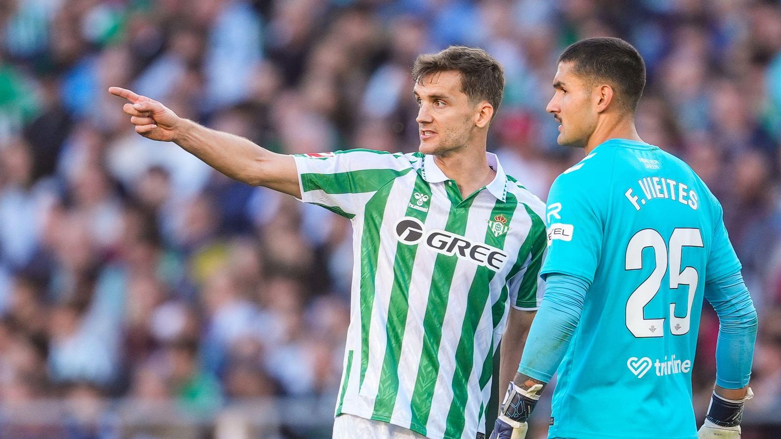Llorente y Vieites conversan en el partido contra el Barcelona