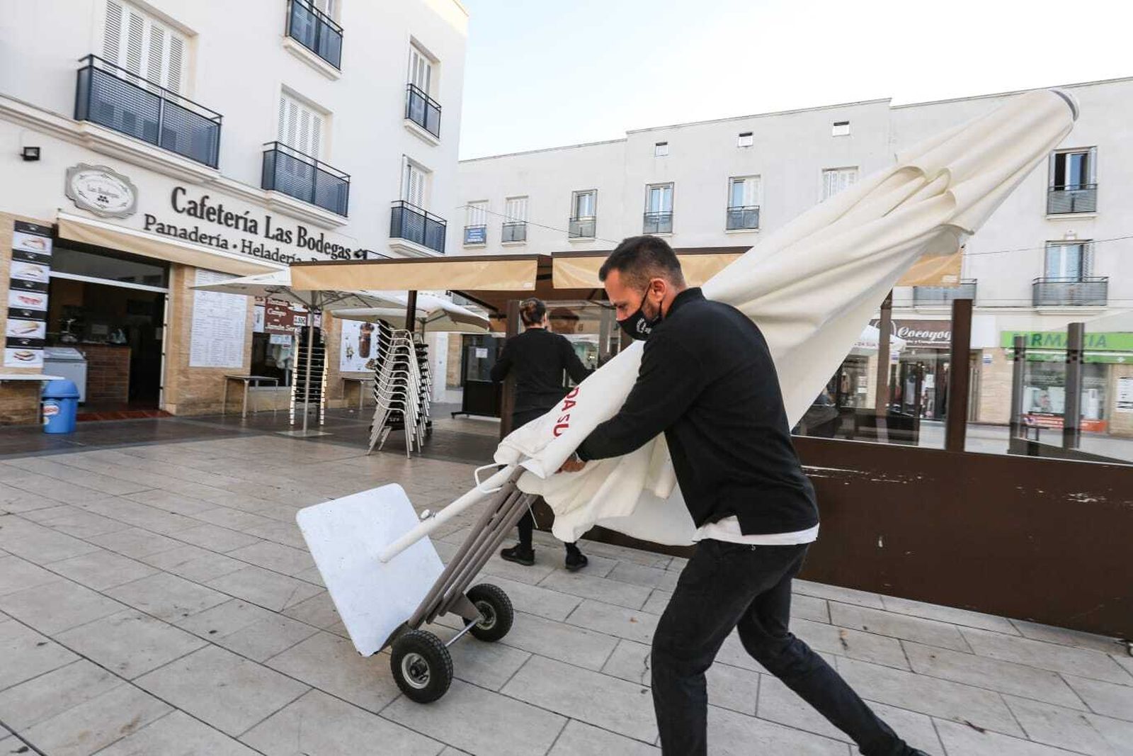 Imágenes de la primera jornada de cierres en bares y comercios de Chiclana
